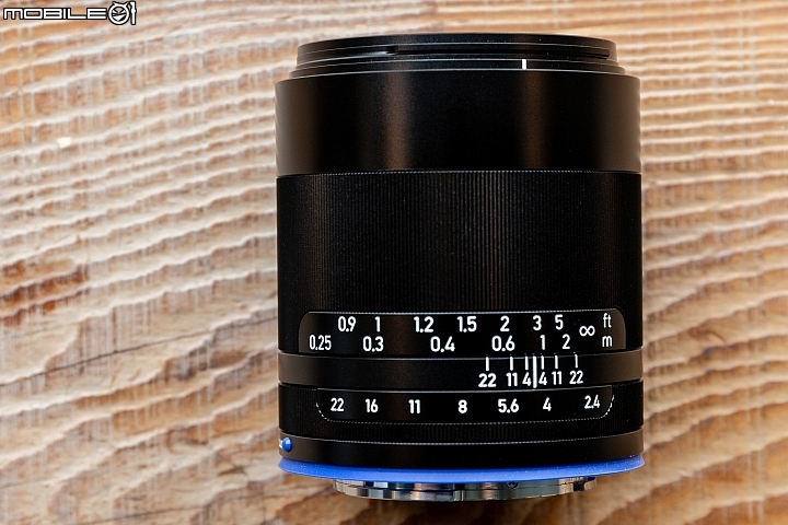 Zeiss Loxia 2.4/25 25mm 定焦搭配 f/2.4 最大光圈與 f/22 的最小光圈,最近對焦距離 0.25m Zeiss Loxia 2.4/25 25mm 定焦搭配 f/2.4 最大光圈與 f/22 的最小光圈,最近對焦距離 0.25m