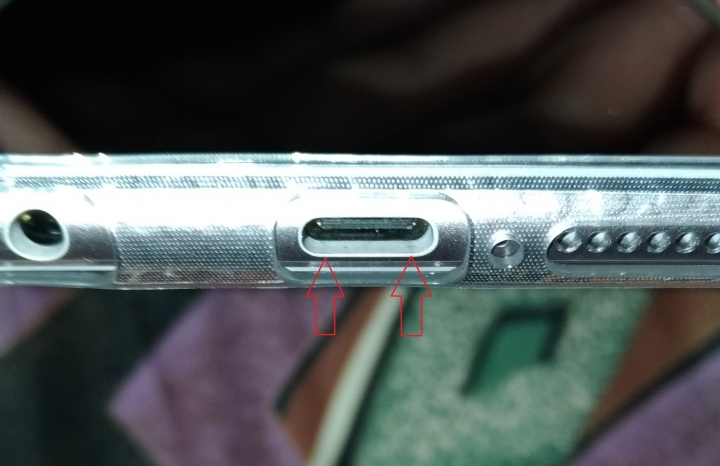 【新Zenfone 5銀色】不專業開箱圖,但....原廠保護殼跟充電插孔是?