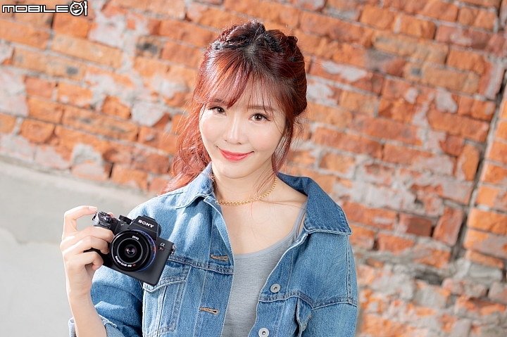Loxia 2.4/25 倒是有價格以及大 1/3 級光圈的小優勢。 Loxia 2.4/25 倒是有價格以及大 1/3 級光圈的小優勢。
