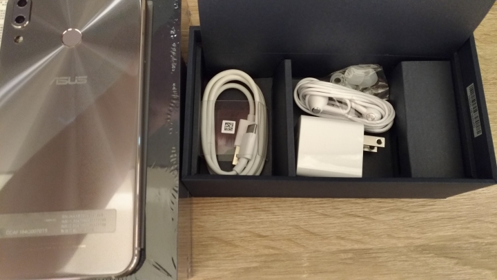 【新Zenfone 5銀色】不專業開箱圖,但....原廠保護殼跟充電插孔是?
