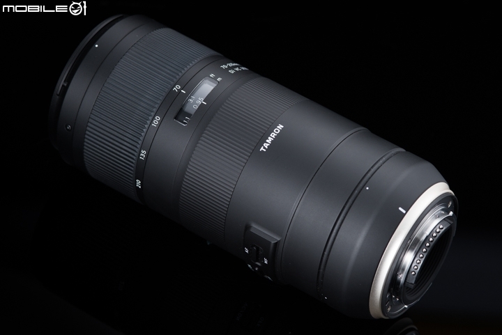 Tamron 70-210mm f/4 A034,鏡身長度17.4cm(EF接環版本17.7cm),前端口徑為67mm,鏡身的最大直徑為7.6cm。 Tamron 70-210mm f/4 A034,鏡身長度17.4cm(EF接環版本17.7cm),前端口徑為67mm,鏡身的最大直徑為7.6cm。