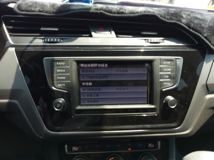 Volkswagen new touran 最熱門的隱藏功能 例如尾門關 mirrorlink 解黑屏 發動中上鎖的實測影片
