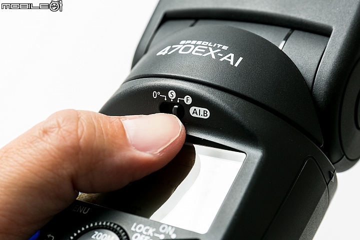 Canon Speedlite 470EX-AI機背上方的撥桿可讓 470EX -AI 快速進入三種模式 Canon Speedlite 470EX-AI機背上方的撥桿可讓 470EX -AI 快速進入三種模式