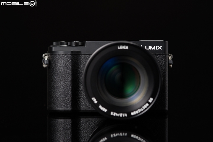Panasonic Lumix GX9 機身正面,右下角書寫體的「L」字樣拿掉了。 Panasonic Lumix GX9 機身正面,右下角書寫體的「L」字樣拿掉了。