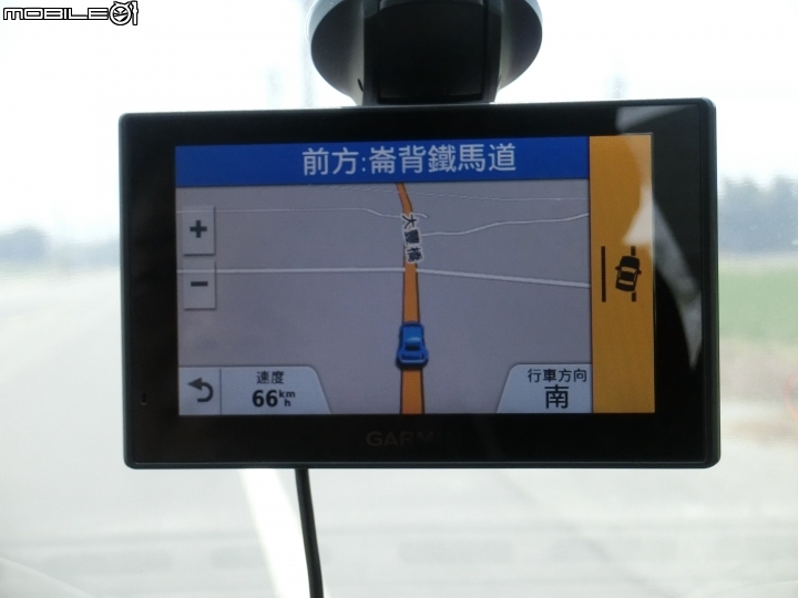 Garmin DriveAssist 51替你守護乘載家人的每一次美好。前瞻安全;內在無比!