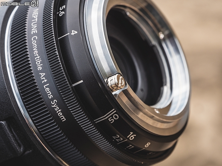 Neptune Convertible Art Lens System 的鏡頭釋放鈕 Neptune Convertible Art Lens System 的鏡頭釋放鈕