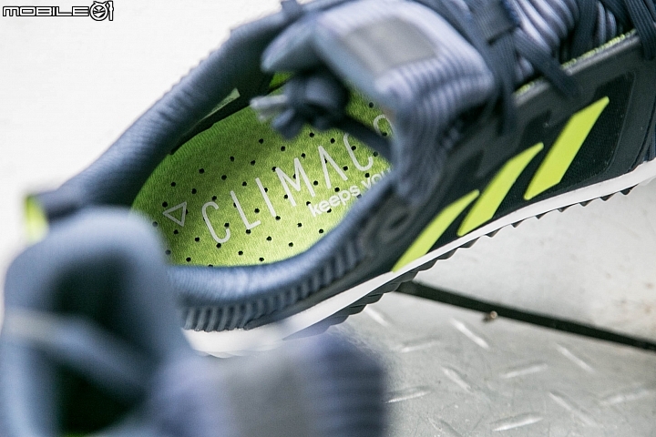 adidas CLIMACOOL酷涼系列跑鞋,鞋墊上滿佈著透氣孔,全透氣紗線延伸到鞋墊底 adidas CLIMACOOL酷涼系列跑鞋,鞋墊上滿佈著透氣孔,全透氣紗線延伸到鞋墊底