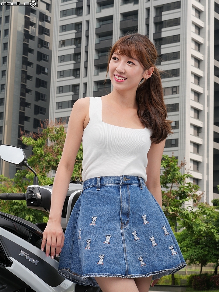 Panasonic Lumix GX9 透光板有柔化光線適合用在美少女外拍。 Panasonic Lumix GX9 透光板有柔化光線適合用在美少女外拍。