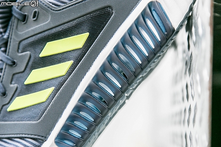 adidas CLIMACOOL 酷涼系列跑鞋,透氣裝置結合在中足設定排閥式TPU支撐片,搭配360°全方位透氣設計的網孔 adidas CLIMACOOL 酷涼系列跑鞋,透氣裝置結合在中足設定排閥式TPU支撐片,搭配360°全方位透氣設計的網孔