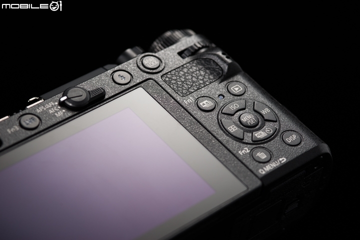Panasonic Lumix GX9 跟GX85 按鍵配置也很相似對吧 Panasonic Lumix GX9 跟GX85 按鍵配置也很相似對吧
