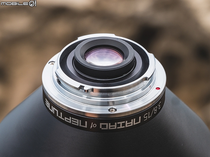 Lomography《Naiad 15mm》全鏡身包括鏡尾都是金屬材質,而這鏡尾並無任何電子接點就像傳統老鏡一樣。 Lomography《Naiad 15mm》全鏡身包括鏡尾都是金屬材質,而這鏡尾並無任何電子接點就像傳統老鏡一樣。