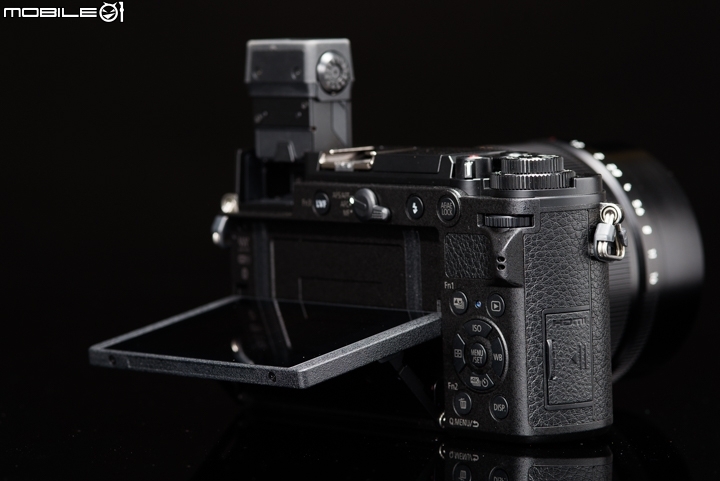 Panasonic Lumix GX9下方的螢幕最高85度、向下45度。 Panasonic Lumix GX9下方的螢幕最高85度、向下45度。