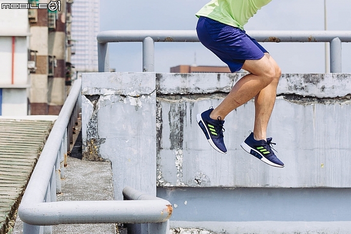 adidas CLIMACOOL酷涼系列跑鞋,跳躍、跨蹬測試面對多元運動的全鞋表現比想像中穩定 adidas CLIMACOOL酷涼系列跑鞋,跳躍、跨蹬測試面對多元運動的全鞋表現比想像中穩定
