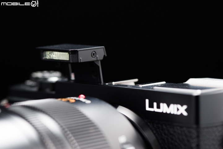 Panasonic Lumix GX9 機身內建閃光燈,同時也可以打跳燈。 Panasonic Lumix GX9 機身內建閃光燈,同時也可以打跳燈。
