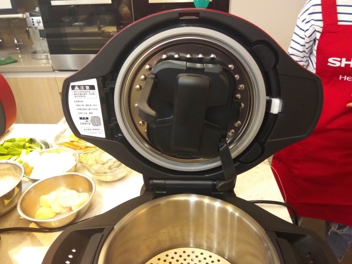SHARP HEALSIO水波爐與 0水鍋:雙鍋合壁,料理盡現