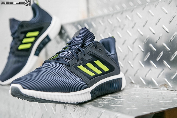 adidas CLIMACOOL 酷涼系列跑鞋,共有五個鞋帶孔,全鞋身以橫條的平織手法製成 adidas CLIMACOOL 酷涼系列跑鞋,共有五個鞋帶孔,全鞋身以橫條的平織手法製成