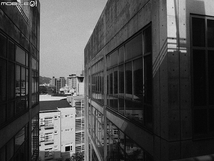 Panasonic Lumix GX9 實踐大學一角,色調:L.單色 D,顆粒加到最粗 Panasonic Lumix GX9 實踐大學一角,色調:L.單色 D,顆粒加到最粗