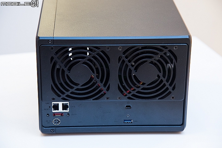 Synology 5bay DS1019+ 機身背後個8公分風扇加強散熱,底下的I/O提供兩組Gigabit RJ-45網路埠 Synology 5bay DS1019+ 機身背後個8公分風扇加強散熱,底下的I/O提供兩組Gigabit RJ-45網路埠