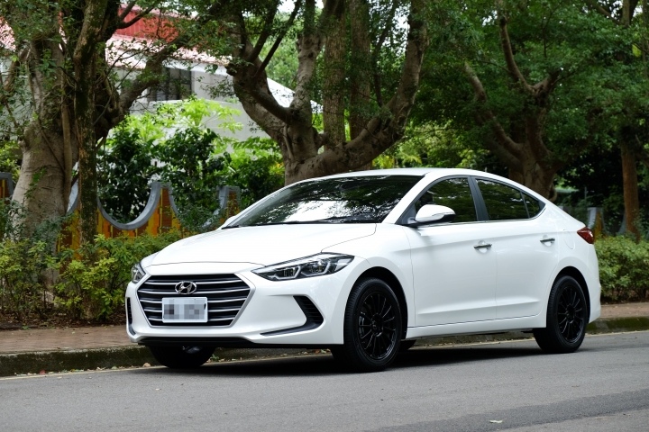 （開箱，更新門把仿碳纖維貼紙）Super Elantra 1.6汽油