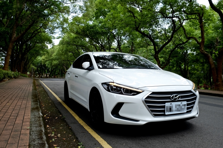 （開箱，更新門把仿碳纖維貼紙）Super Elantra 1.6汽油