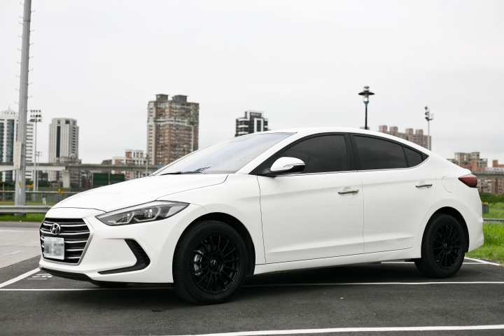 （開箱，更新門把仿碳纖維貼紙）Super Elantra 1.6汽油