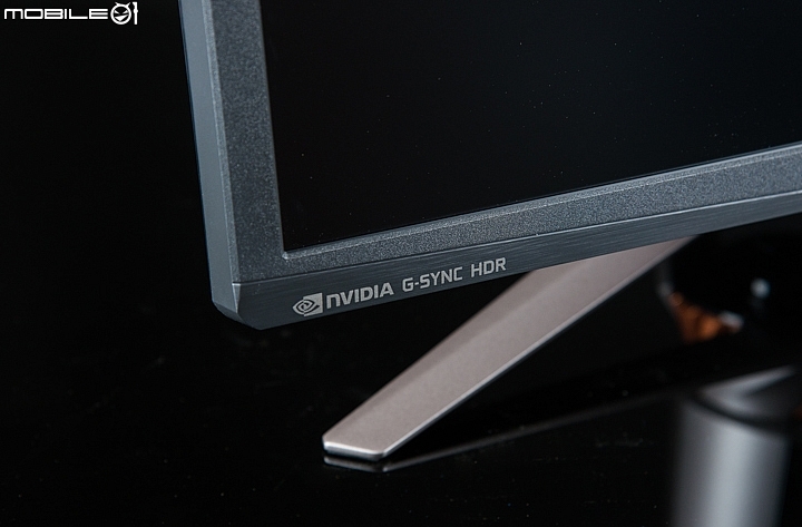 華碩ASUS ROG SWIFT PG27UQ顯示器-邊框右下角也有特別標示了NVIDIA G-Sync HDR。 華碩ASUS ROG SWIFT PG27UQ顯示器-邊框右下角也有特別標示了NVIDIA G-Sync HDR。