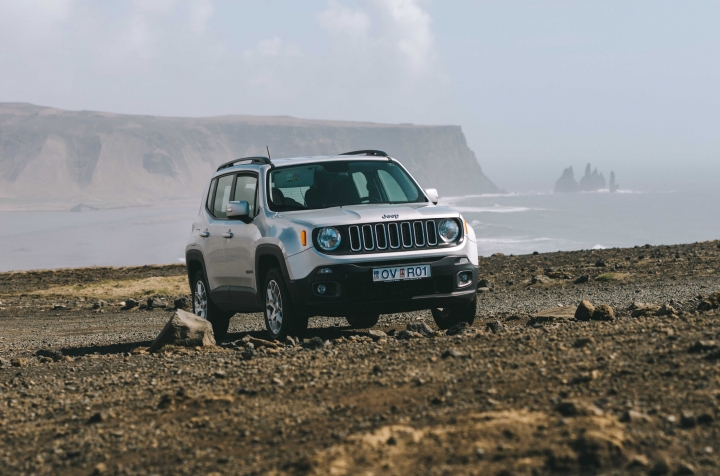 愛上台灣開不到的6速手排Jeep Renegade 在冰島成為女人口中的拍車魔人