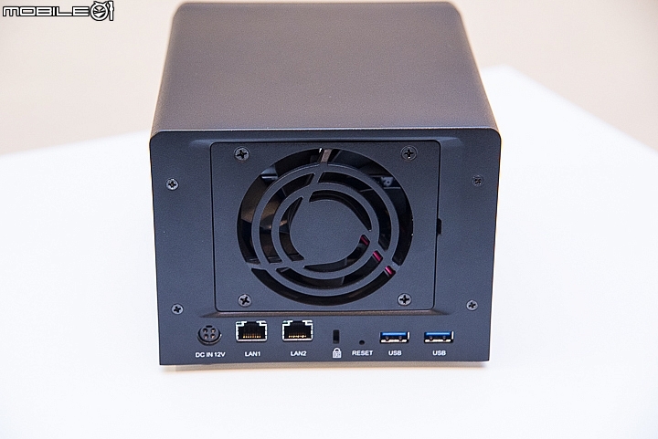 Synology DS619slim 主機背後加入風扇加強效能表現,另設置兩組USB3.0與兩組Gigabit RJ-45有線網路埠 Synology DS619slim 主機背後加入風扇加強效能表現,另設置兩組USB3.0與兩組Gigabit RJ-45有線網路埠