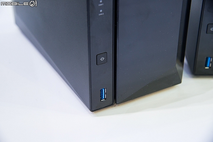 ASUSTOR AS4004T與AS4002T在主機前面板上設置一組USB3.0傳輸埠,還有設置一鍵備份功能鍵 ASUSTOR AS4004T與AS4002T在主機前面板上設置一組USB3.0傳輸埠,還有設置一鍵備份功能鍵