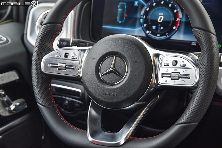 Mercedes-Benz New G-Class 新款方向盤不僅精緻,兩側皆具有觸控鈕及滾輪來增加操作便利性。 Mercedes-Benz New G-Class 新款方向盤不僅精緻,兩側皆具有觸控鈕及滾輪來增加操作便利性。