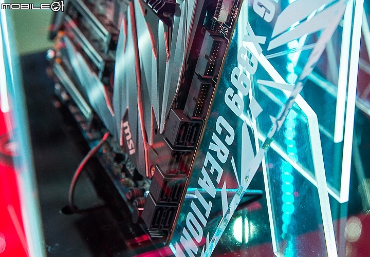 Computex 2018 MSI MEG X399 CREATION主機板除了顯眼的兩組M.2 SSD插槽之外,側邊也有提供8組SATA 6Gb/s傳輸埠 Computex 2018 MSI MEG X399 CREATION主機板除了顯眼的兩組M.2 SSD插槽之外,側邊也有提供8組SATA 6Gb/s傳輸埠