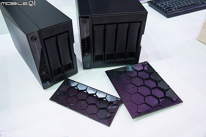 ASUSTOR AS4004T與AS4002T兩款NAS的前面板採用磁吸式設計,內層加入蜂巢結構增加強度 ASUSTOR AS4004T與AS4002T兩款NAS的前面板採用磁吸式設計,內層加入蜂巢結構增加強度