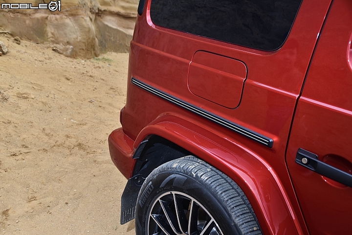 Mercedes-Benz New G-Class G500 後葉子板已改為一體式單片設計 Mercedes-Benz New G-Class G500 後葉子板已改為一體式單片設計