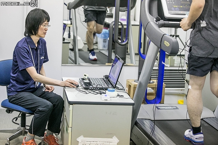 跑者在人工氣象室進行測試 跑者在人工氣象室進行測試