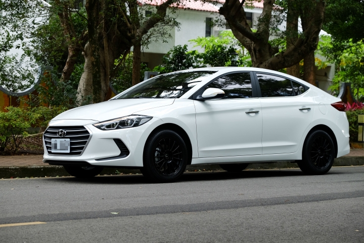 （開箱，更新門把仿碳纖維貼紙）Super Elantra 1.6汽油