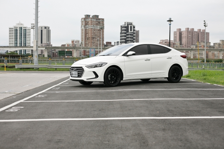 （開箱，更新門把仿碳纖維貼紙）Super Elantra 1.6汽油