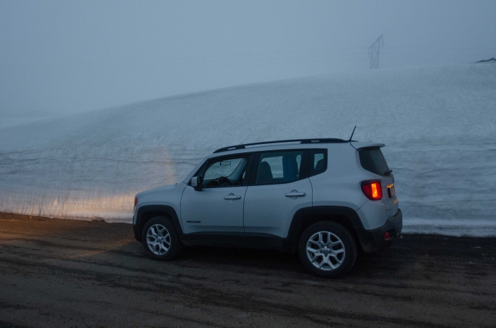 愛上台灣開不到的6速手排Jeep Renegade 在冰島成為女人口中的拍車魔人