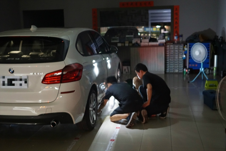 BMW 2AT 天使之翼 迎賓光毯安裝分享