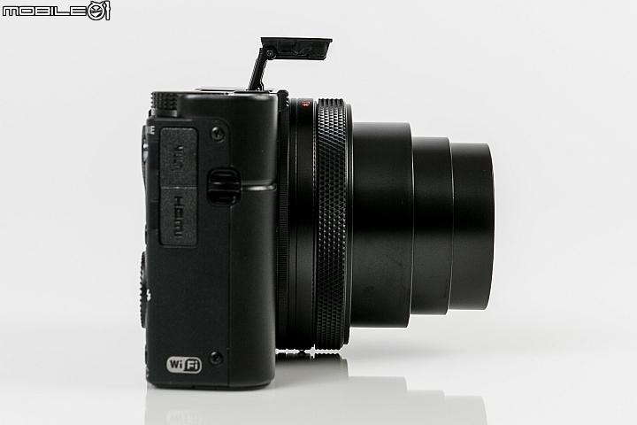 Sony Cyber-Shot DSC-RX100M6 旗艦旅遊機,機身的右側設有 Micro HDMI 輸出埠以及 Micro USB 的插槽 Sony Cyber-Shot DSC-RX100M6 旗艦旅遊機,機身的右側設有 Micro HDMI 輸出埠以及 Micro USB 的插槽