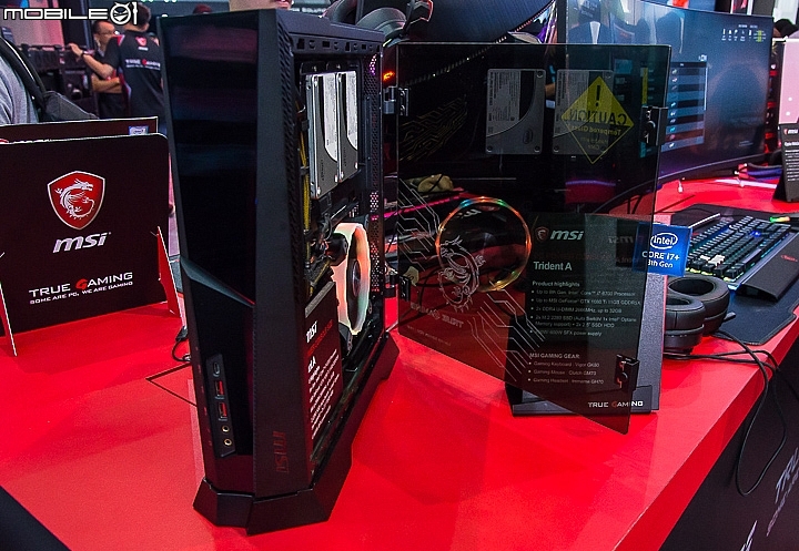 Computex 2018 微星MSI Trident A電競桌機搭配的玻璃側板上還有加入白色龍紋雕刻設計 Computex 2018 微星MSI Trident A電競桌機搭配的玻璃側板上還有加入白色龍紋雕刻設計