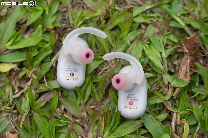 Sony WF-SP700N 耳機內側充電用金屬接點,這款耳機為馬來西亞製造 Sony WF-SP700N 耳機內側充電用金屬接點,這款耳機為馬來西亞製造