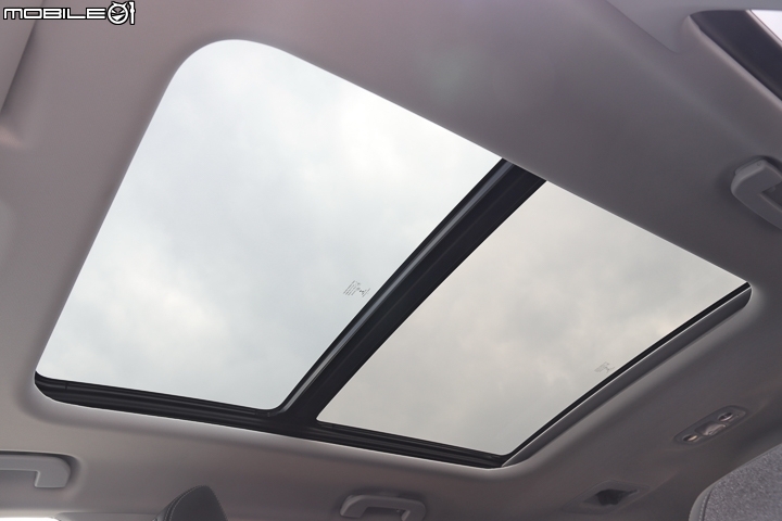 Peugeot 5008 1.6L BlueHDi試車報導-選配可開啟式Cielo全景玻璃車頂附半透光式隔熱遮陽簾 Peugeot 5008 1.6L BlueHDi試車報導-選配可開啟式Cielo全景玻璃車頂附半透光式隔熱遮陽簾