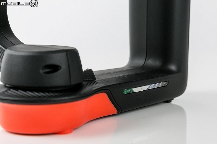 Freefly Movi 三軸穩定器 底部設有電源開關 Freefly Movi 三軸穩定器 底部設有電源開關