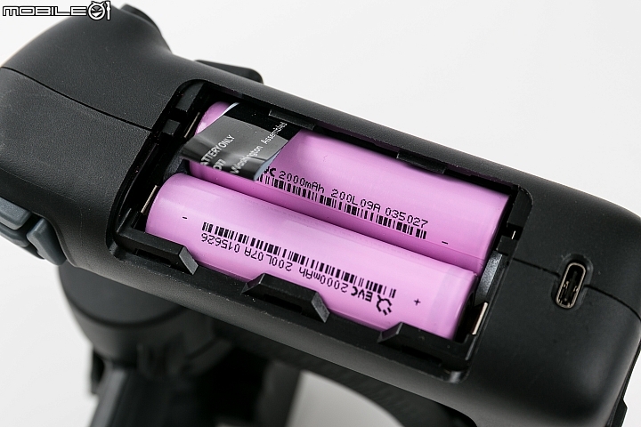 Freefly Movi 三軸穩定器,搭載兩顆 18650 鋰電池作為主要電力來源 Freefly Movi 三軸穩定器,搭載兩顆 18650 鋰電池作為主要電力來源