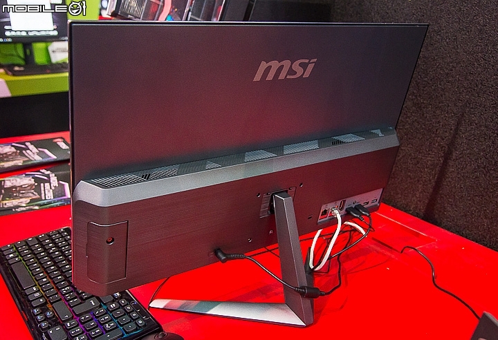 Computex 2018 MSI 推出PRO 24X 7M AIO電腦主機的核心硬體都集中在背面的下方,而且上面還有加入柵欄開孔來加強散熱。 Computex 2018 MSI 推出PRO 24X 7M AIO電腦主機的核心硬體都集中在背面的下方,而且上面還有加入柵欄開孔來加強散熱。