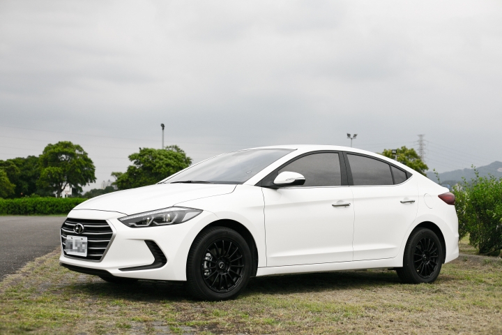 （開箱，更新門把仿碳纖維貼紙）Super Elantra 1.6汽油