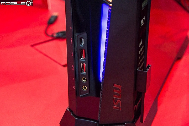 Computex 2018 MSI 推出Trident A電競桌機,機身前面板底下還有提供了一組USB3.1 Gen2 Type-C Computex 2018 MSI 推出Trident A電競桌機,機身前面板底下還有提供了一組USB3.1 Gen2 Type-C