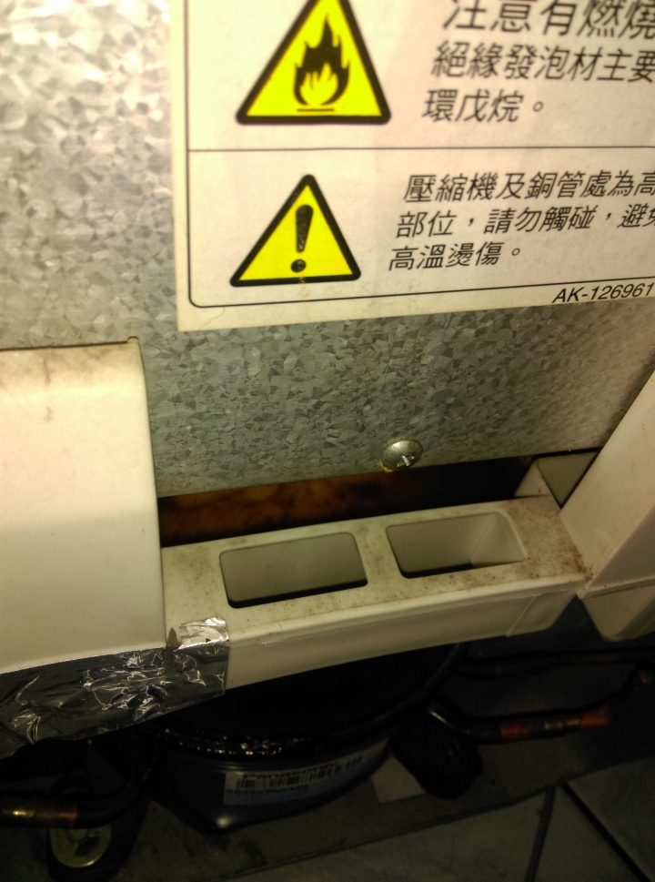 求教 解惑 授業-冰箱 壓縮機上方的盒內是? 如何解決?