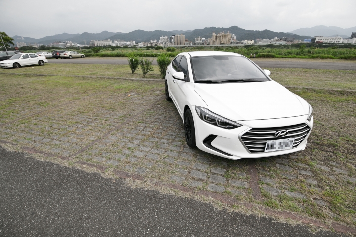 （開箱，更新門把仿碳纖維貼紙）Super Elantra 1.6汽油