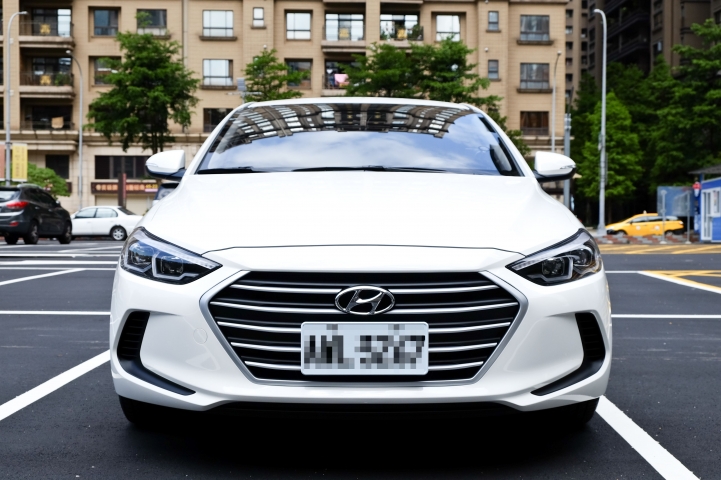 （開箱，更新門把仿碳纖維貼紙）Super Elantra 1.6汽油